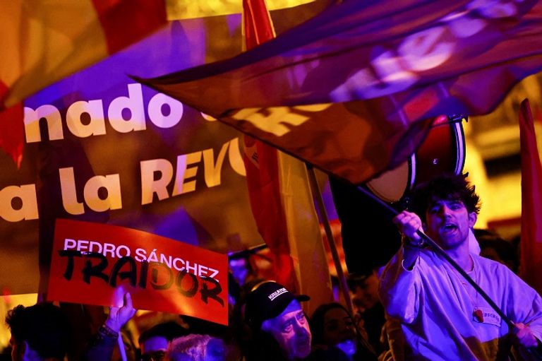 احتجاجات ضد سانشيز بعد صفقة كتالونيا