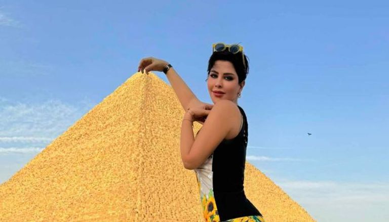 الفنانة شمس الكويتية خلال زيارتها لمصر