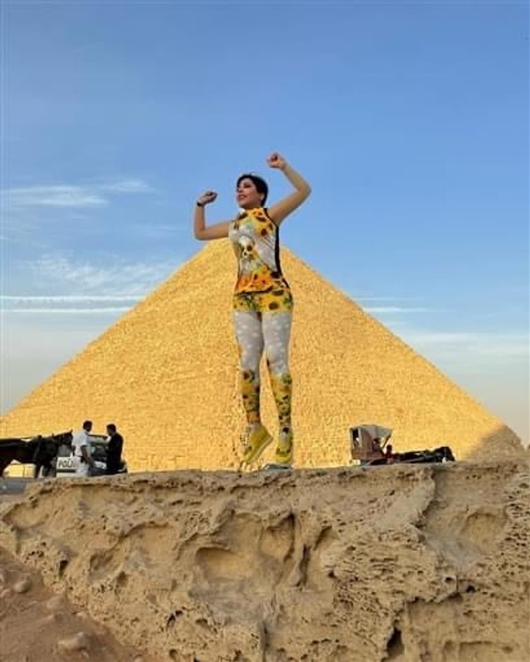 الفنانة شمس الكويتية خلال زيارتها لمصر