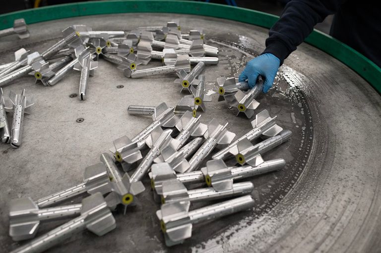 جانب من صناعة الذخائر في مصنع «بي إيه إي سيستمز»