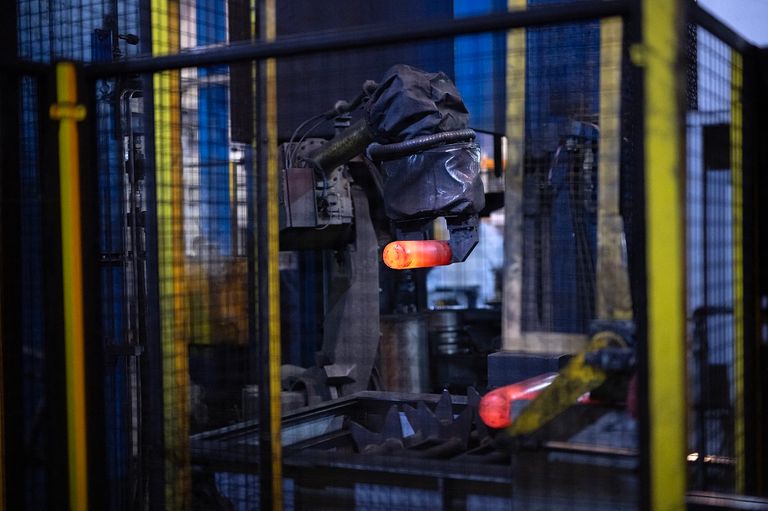 جانب من صناعة الذخائر في مصنع «بي إيه إي سيستمز»