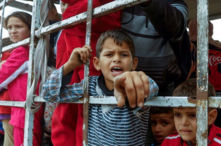 أطفال فلسطينيون أثناء نزوحهم من شمال غزة لجنوبها طبيبة تعالج طفلة مصابة بأحد مستشفيات غزة - رويترز