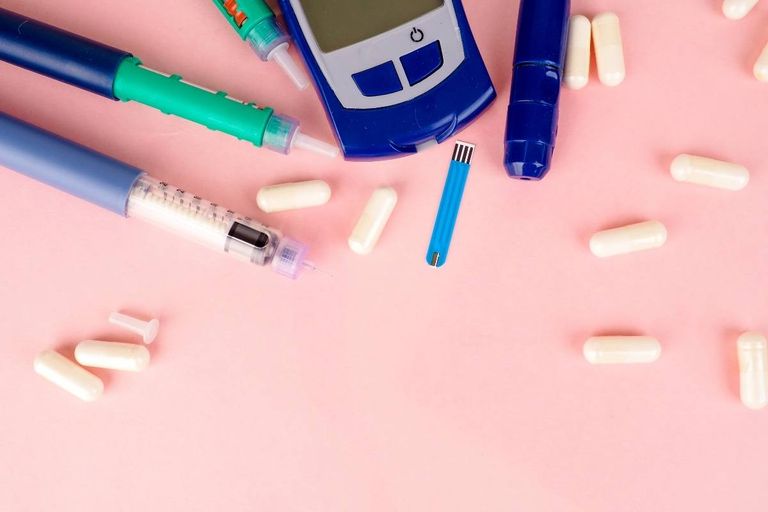 مختص يقيس مستوى السكر في الدم لمريض