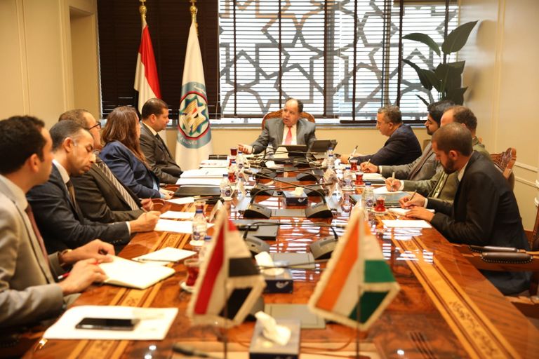 وزير المالية المصري والسفير الهندي بالقاهرة وزير المالية المصري والسفير الهندي في القاهرة