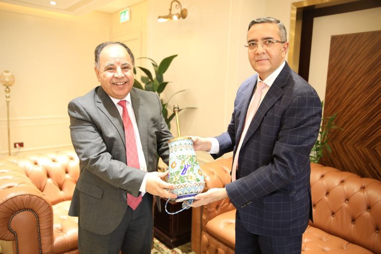 وزير المالية المصري والسفير الهندي بالقاهرة وزير المالية المصري والسفير الهندي في القاهرة