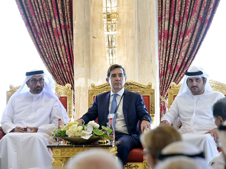 الشيخ محمد بن راشد آل مكتوم يستقبل قيادات مصرفية عالمية - وام