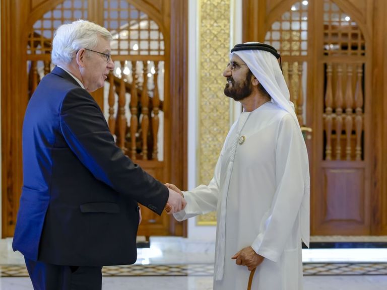 الشيخ محمد بن راشد آل مكتوم يستقبل قيادات مصرفية عالمية - وام