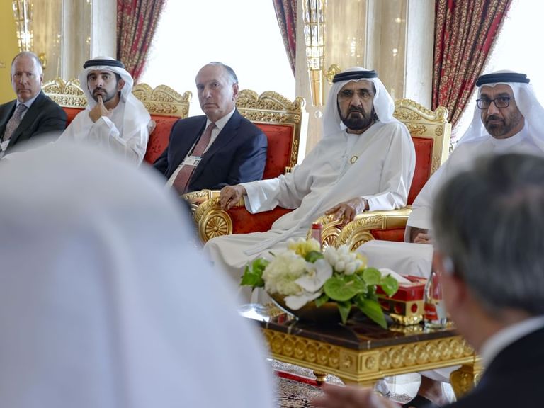 الشيخ محمد بن راشد آل مكتوم يستقبل قيادات مصرفية عالمية - وام