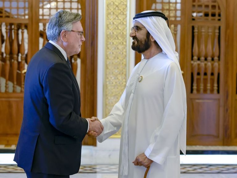 الشيخ محمد بن راشد آل مكتوم يستقبل قيادات مصرفية عالمية - وام