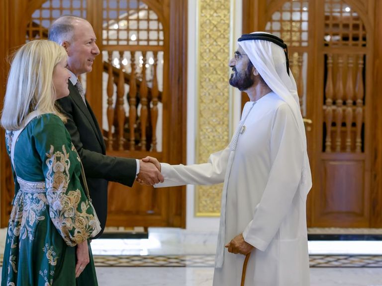 الشيخ محمد بن راشد آل مكتوم يستقبل قيادات مصرفية عالمية - وام