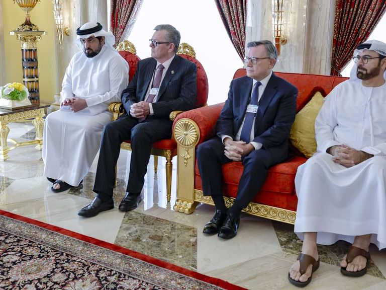 الشيخ محمد بن راشد آل مكتوم يستقبل قيادات مصرفية عالمية - وام