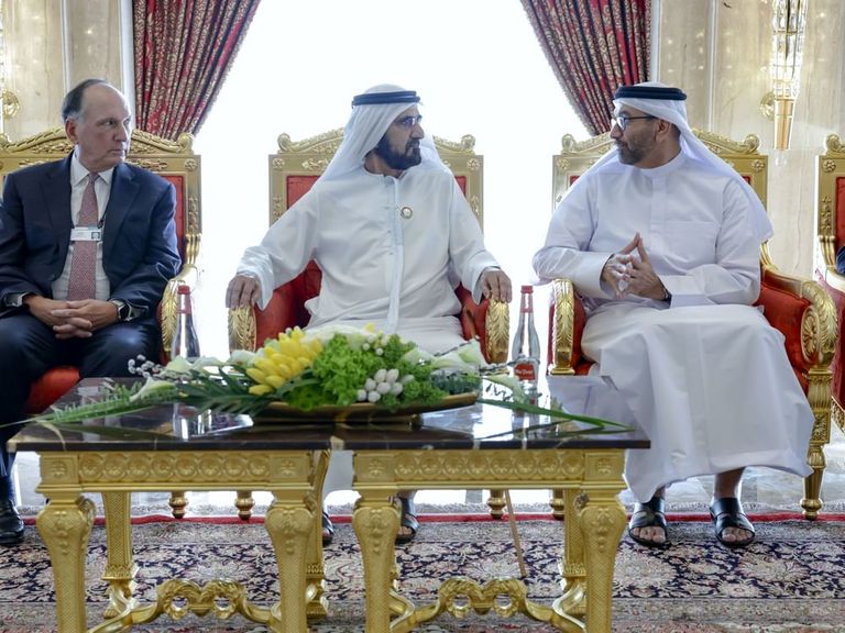 الشيخ محمد بن راشد آل مكتوم يستقبل قيادات مصرفية عالمية - وام