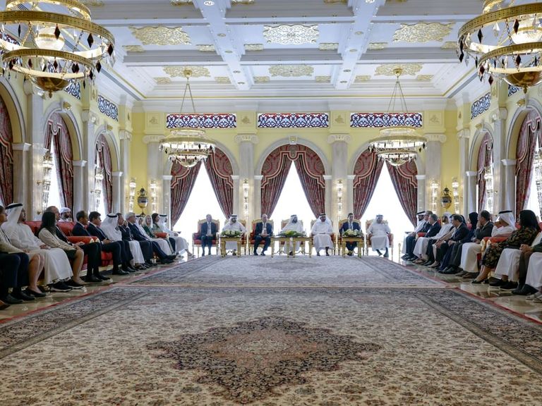 الشيخ محمد بن راشد آل مكتوم يستقبل قيادات مصرفية عالمية - وام