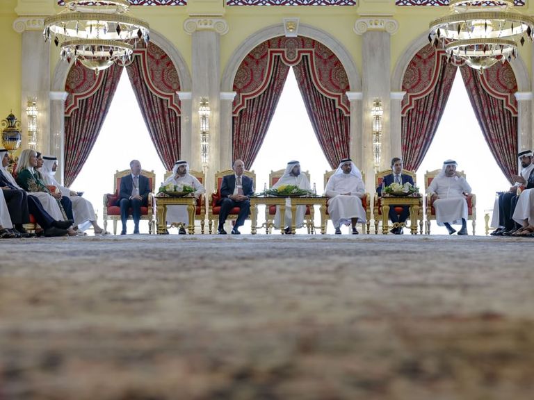 الشيخ محمد بن راشد آل مكتوم يستقبل قيادات مصرفية عالمية - وام