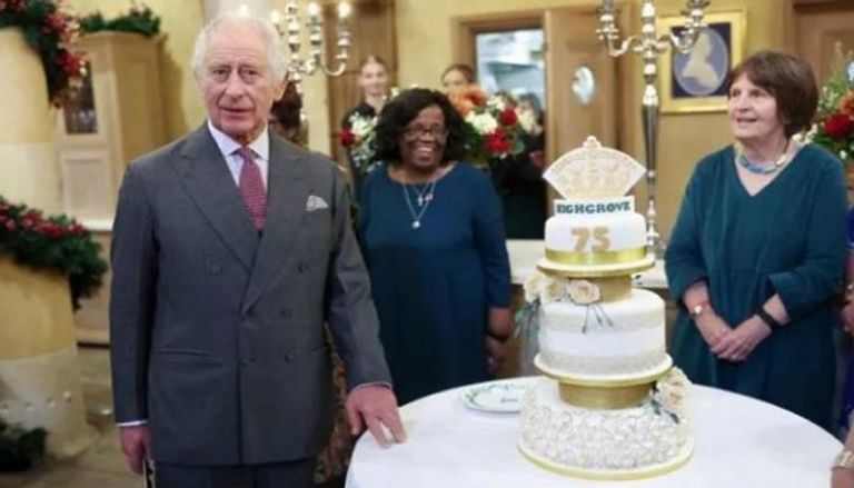 الملك تشارلز أمام كعكة عيد ميلاده