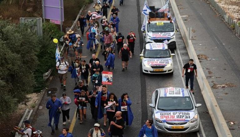 جانب من مسيرة عائلات الرهائن