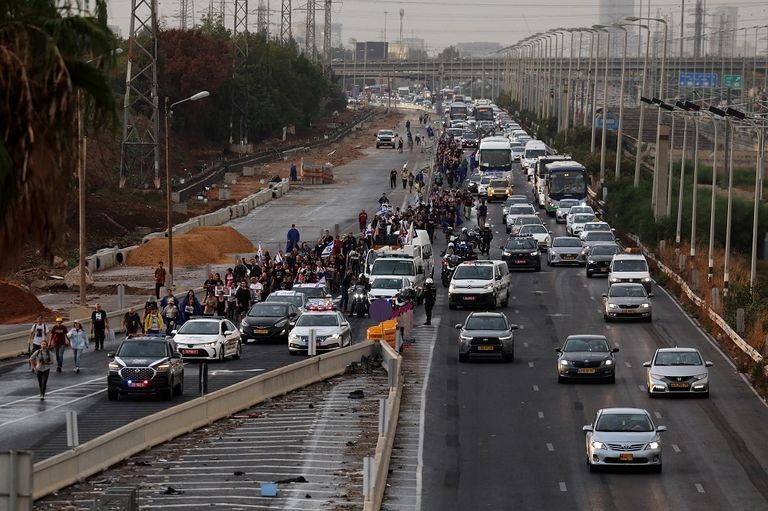 جانب من مسيرة عائلات الرهائن