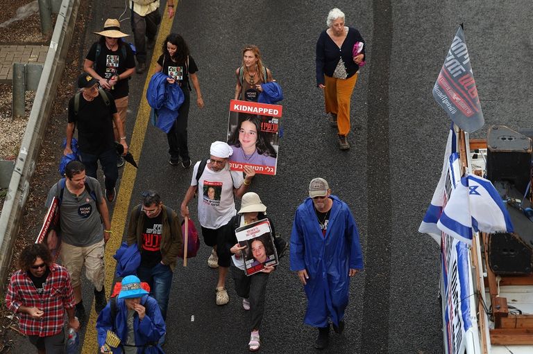 جانب من مسيرة عائلات الرهائن