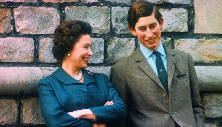 تشارلز مع والدته الملكة إليزابيث