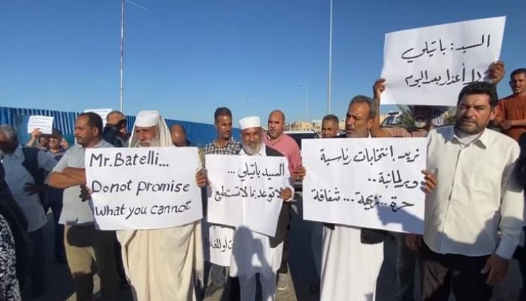 وقفة احتجاجية لأحزاب ليبية أمام مقر البعثة الأممية 