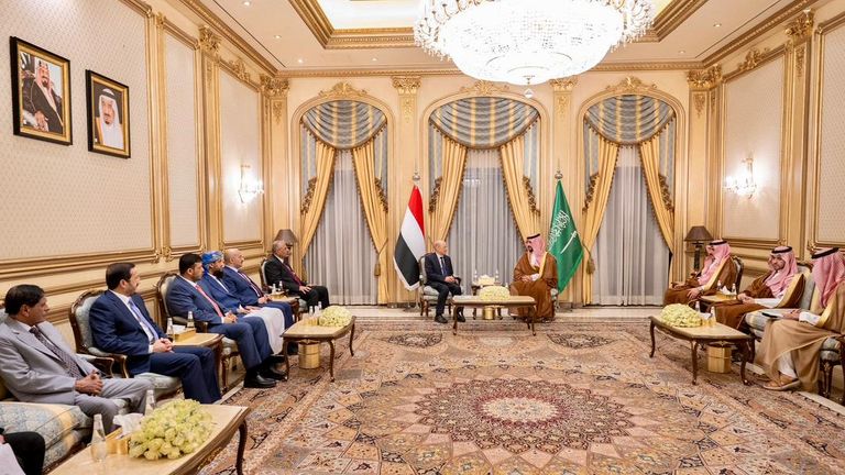 وزير الدفاع السعودي ورئيس مجلس القيادة الرئاسي باليمن