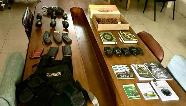 صورة نشرها الجيش الإسرائيلي لمضبوطات من مستشفى الشفاء