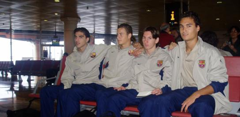 ميسي في المطار تمهيداً للسفر لبورتو ليونيل ميسي ضد بورتو في 2003