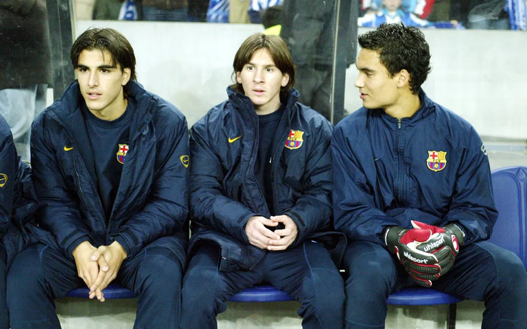 ميسي على كرسي البدلاء ليونيل ميسي ضد بورتو في 2003