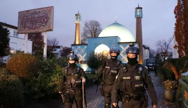 قوات شرطة في المركز الإسلامي بهامبورغ