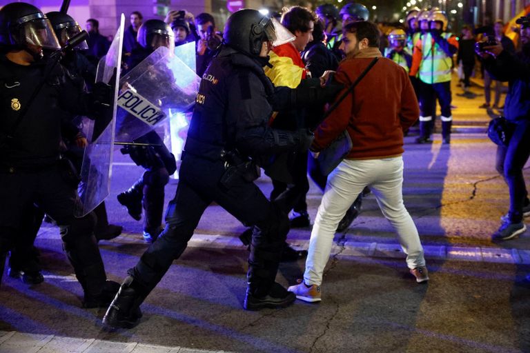 احتجاجات في مدريد بين محتجين وقوات الشرطة