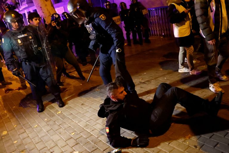 احتجاجات في مدريد بين محتجين وقوات الشرطة