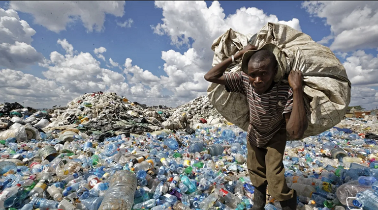 التلوث البلاستيكي يمنع الاستفادة من الساحل الأفريقي اقتصادياً