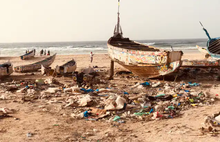 التلوث البلاستيكي يمنع الاستفادة من الساحل الأفريقي اقتصادياً