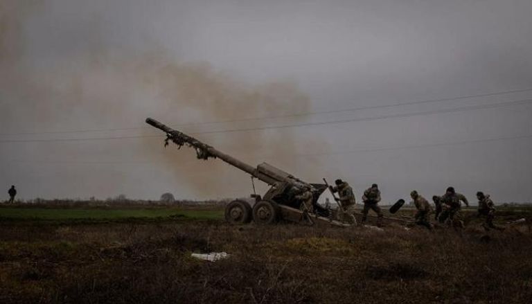 جنود أوكران يطلقون قذائف المدفعية