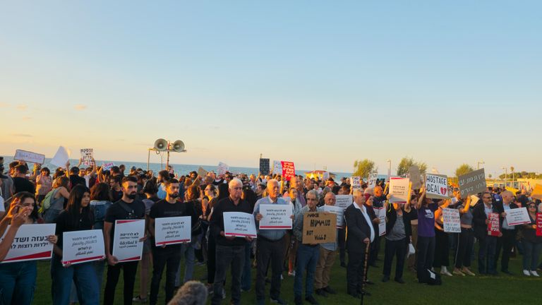 جانب من مظاهرة تندد بالحرب على غزة في تل أبيب