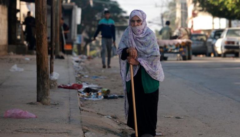 فلسطينية تسير في أحد شوارع رفح