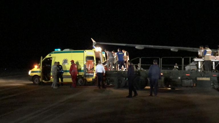 لحظة نقل أطفال غزة المصابين إلى الطائرة الإماراتية بالعريش