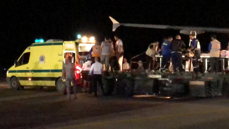 لحظة نقل أطفال غزة المصابين إلى الطائرة الإماراتية بالعريش