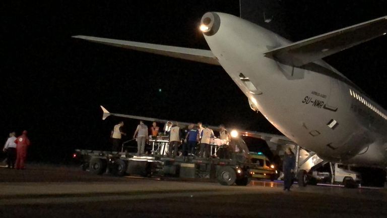 لحظة نقل أطفال غزة المصابين إلى الطائرة الإماراتية بالعريش