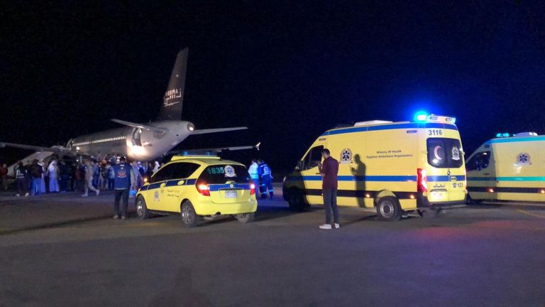 لحظة نقل أطفال غزة المصابين إلى الطائرة الإماراتية بالعريش