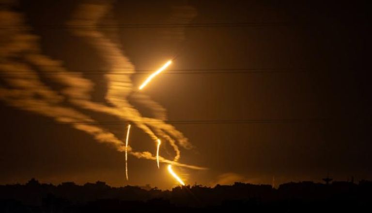 قنابل مضيئة أطلقتها القوات الإسرائيلية فوق قطاع غزة