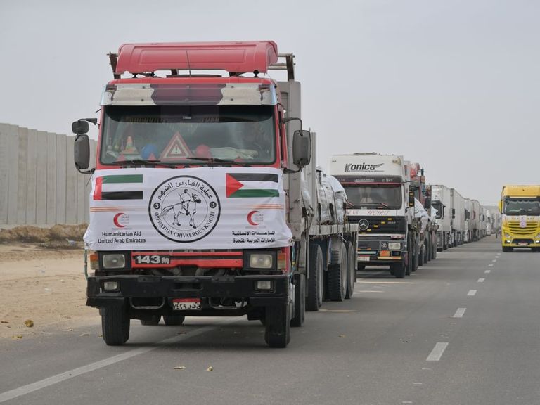 مساعدات إماراتية تتحرك نحو معبر رفح