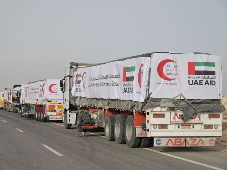 مساعدات إماراتية تتحرك نحو معبر رفح