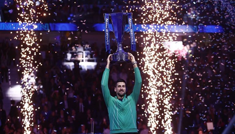 نوفاك ديوكوفيتش يرفع كأس البطولة الختامية نوفاك ديوكوفيتش يتوج بالبطولة الختامية