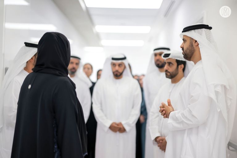 الشيخ ذياب بن محمد بن زايد آل نهيان يطمئن على طفل فلسطيني