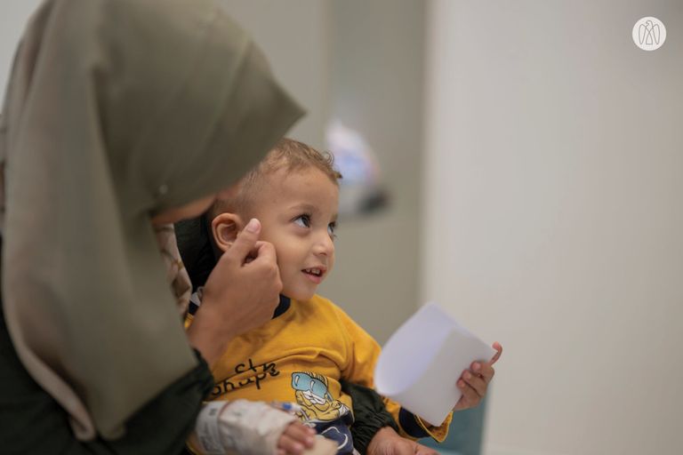 الشيخ ذياب بن محمد بن زايد آل نهيان يطمئن على طفل فلسطيني