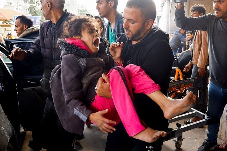 طفلة فلسطينية مصابة في غزة - رويترز قوات إسرائيلية في قطاع غزة - رويترز