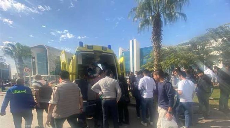 سيارة إسعاف مصرية تنقل مصابي حادث اختناق ترسيب غاز في القرية الذكية في مصر انتشار رائحة كريهة في القرية الذكية بمصر