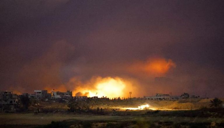 النيران تتصاعد جراء غارة إسرائيلية على غزة - رويترز