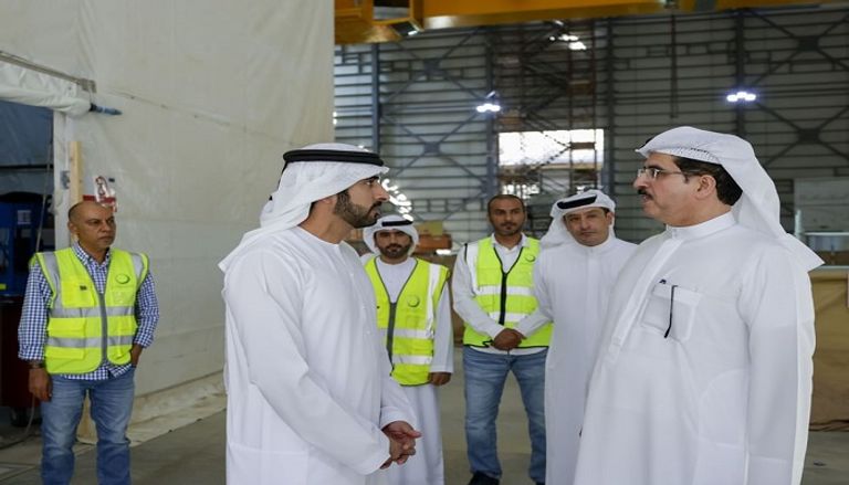 الشيخ حمدان بن محمد بن راشد يستمع إلى شرح تفصيلي حول المحطة الكهرومائية